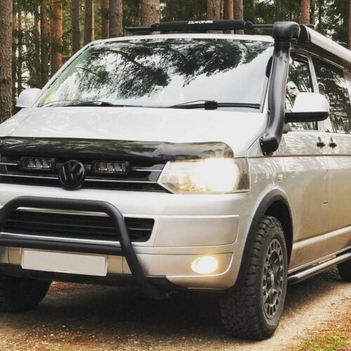 Kuvassa Lazer Grille Kit VW T5 -Triple-R 750 valoilla