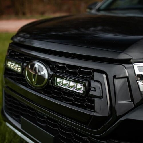 Kuvassa Lazer Grille Kit Toyota Hilux Invincible X 17-20, ST4 Evo valoilla