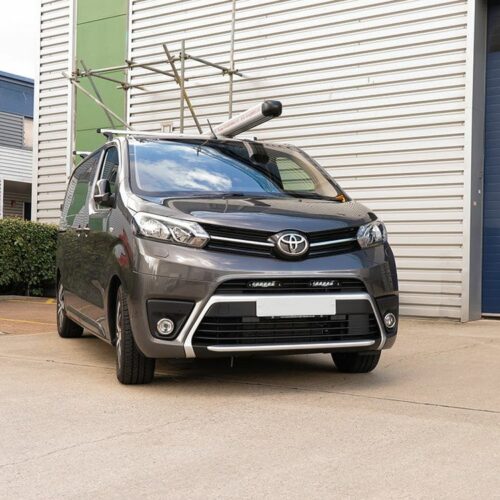 Kuvassa isävalopaketti puskuriin Toyota Proace 2016- Linear-sarjan valoilla