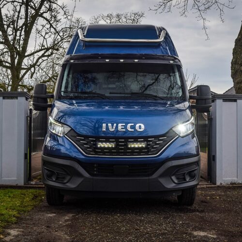 Kuvassa Lazer Grille Kit Iveco Daily 2019- Triple-R 750 lisävaloilla