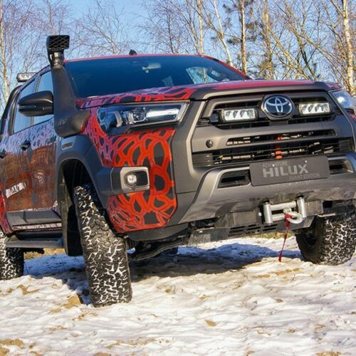 Kuvassa Lazer Grille Kit Toyota Hilux Invincible X 2021- Triple-R 750 valoilla