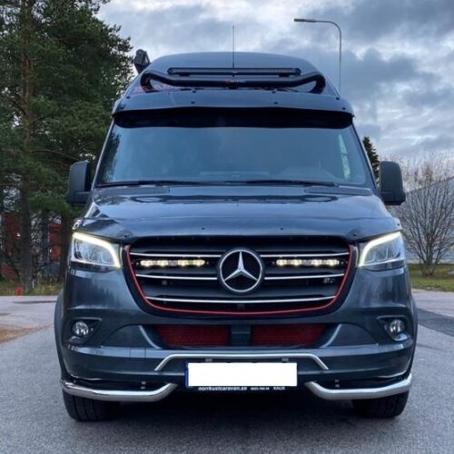 Kuvassa Lazer Grille Kit MB Sprinter 2018- Linear 12 lisävaloilla