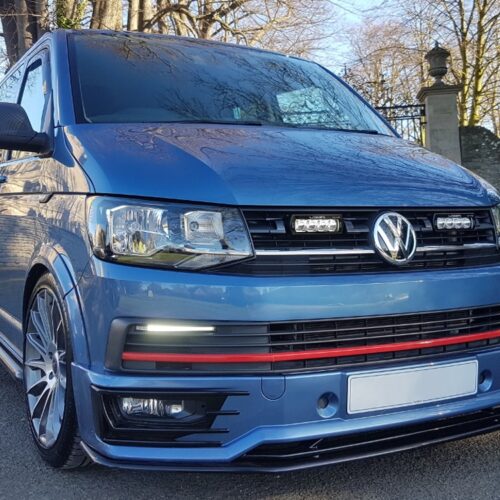 Kuvassa Lazer Grille Kit VW T6 2015- ST4 / Triple-R 750 lisävaloilla