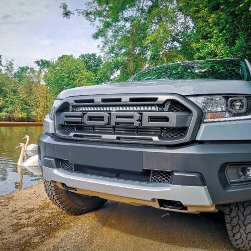 Kuvassa Lazer Grille Kit Ford Ranger Raptor 2018- Linear 24 Elite lisävalolla