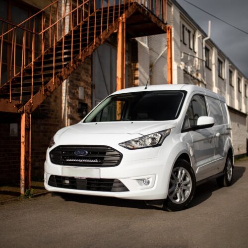 Kuvassa Lazer Grille Kit Ford Transit Connect 2018- Linear 18 lisävaloilla