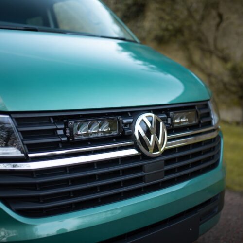 Kuvassa Lazer Grille Kit VW T6.1 -Triple-R 750 / ST4 lisävaloilla