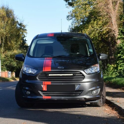 Kuvassa Lazer Grille Kit Ford Transit Courier 2014- Linear 18 lisävaloilla