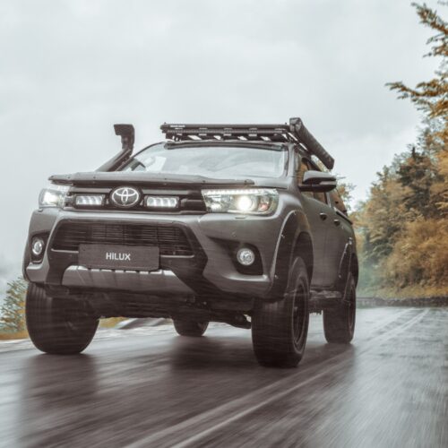 Kuvassa Lazer Grille Kit Toyota Hilux 2017- Triple-R 750 lisävaloilla