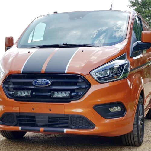 Kuvassa Lazer Grille Kit Ford Transit Custom 2018- Triple-R 750 lisävaloilla