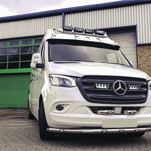 Kuvassa Lazer Grille Kit MB Sprinter W907 2018- Triple-R 750 Gen2 lisävaloilla