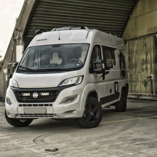 Kuvassa Lazer Grille Kit Fiat Ducato 2014- Triple-R 750 lisävaloilla
