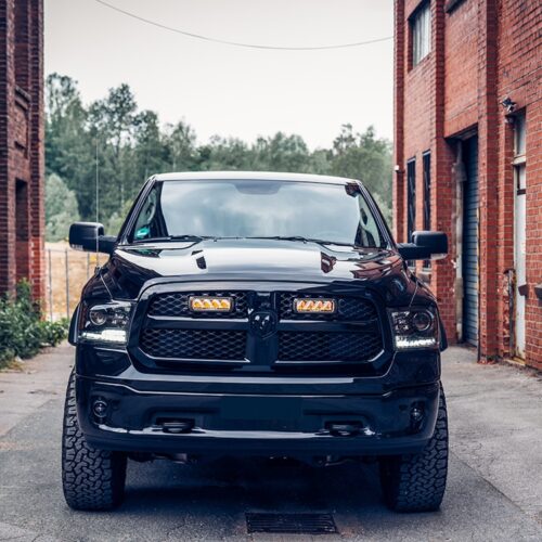 Kuvassa Lazer Grille Kit Dodge RAM 1500, 2013-2018, Triple-R 750 lisävaloilla