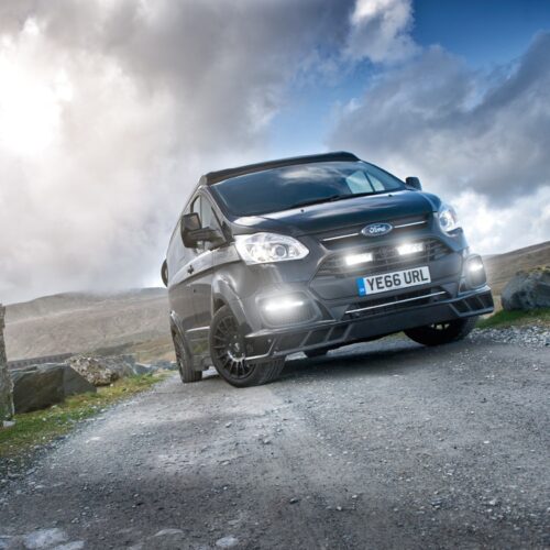 Kuvassa Lazer Grill Kit Ford Transit Cust. 13 -18 Triple-R 750 lisävaloilla