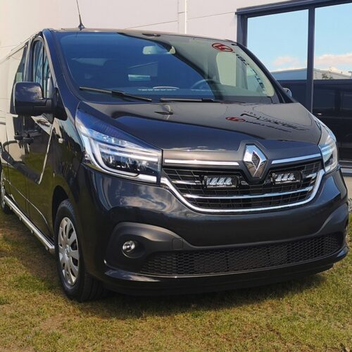 Kuvassa Lazer Grille Kit Renault Trafic 2019- Triple-R 750 lisävaloilla