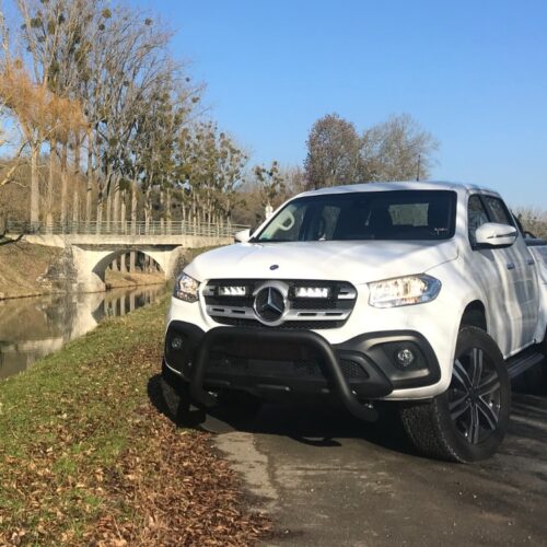 Kuvassa Lazer Grille Kit MB X-sarja 2017- Triple-R 750 lisävaloilla