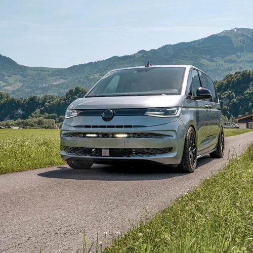 Kuvassa Lazer Grille Kit VW T7 2022- Linear 6 valoilla