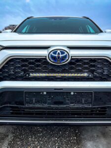 Kuvassa Grille Kit Toyota RAV4 Plug-In Hybrid 2020- linear 18 valoilla