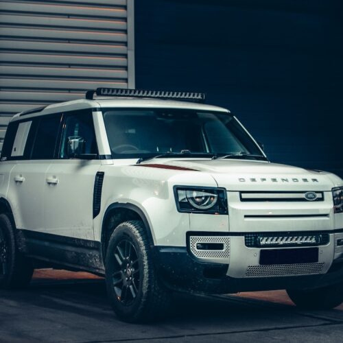 Kuvassa Lazer lisävalopaketti katolle Land Rover Defender 2020-