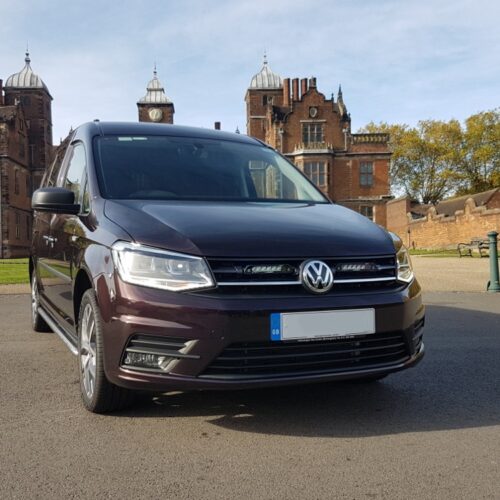 Kuvassa Lazer Grille Kit VW Caddy 2015- Linear 6 lisävaloilla