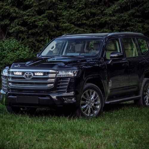 Kuvassa Lazer Grille Kit Toyota LC300 2022-, Triple-R 750 valoilla