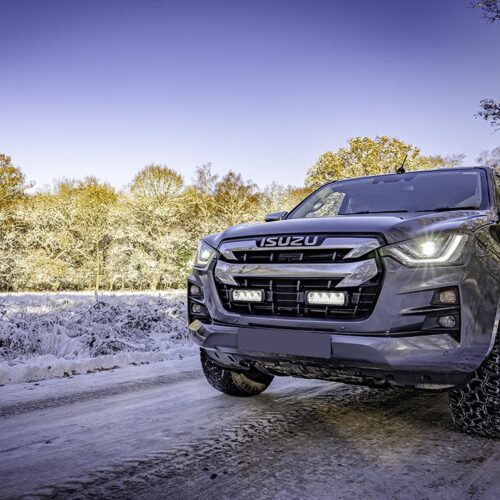 Kuvassa Lazer Grille Kit Isuzu D-Max 2021-2022 Triple-R 750 valoilla