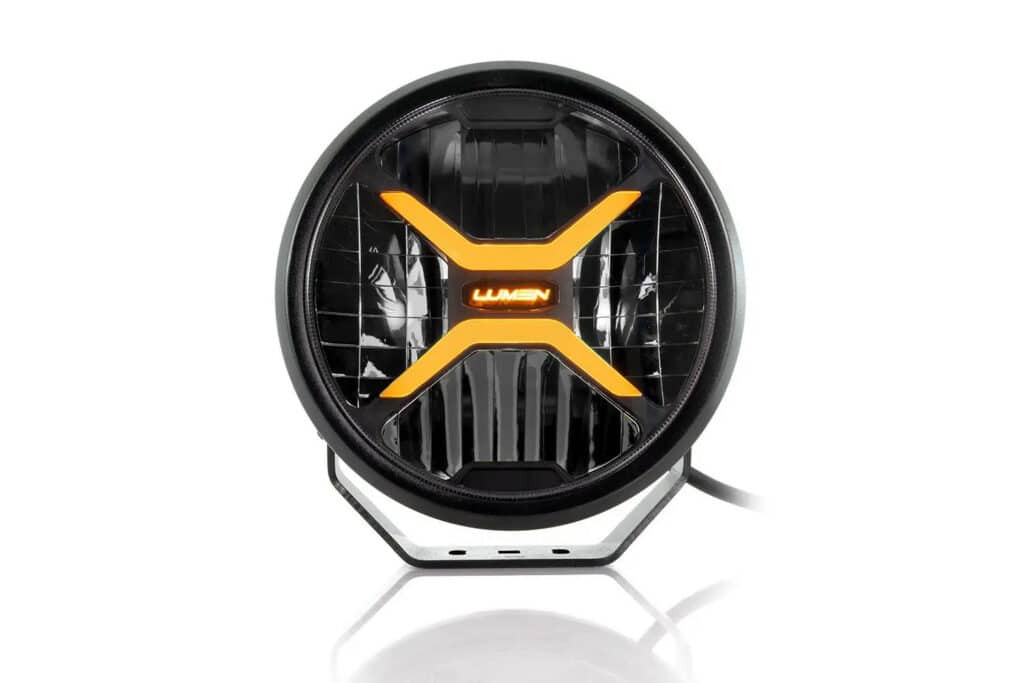 Kuvassa Lumen Cyclops CX9 LED-Lisävalo